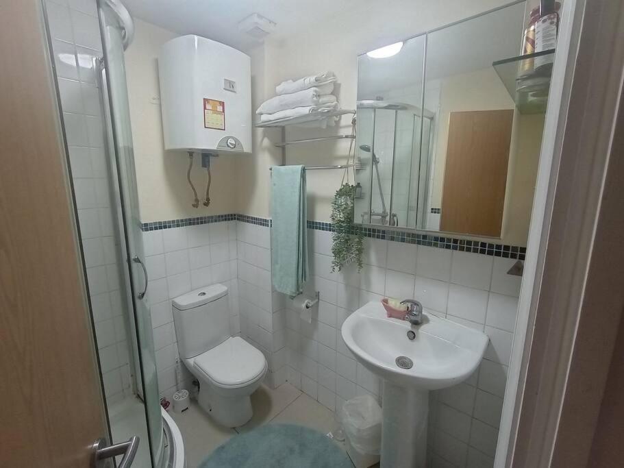 Appartement 1- Bedroom Flat In London, Sleeps 4, Good Transport Link Londres