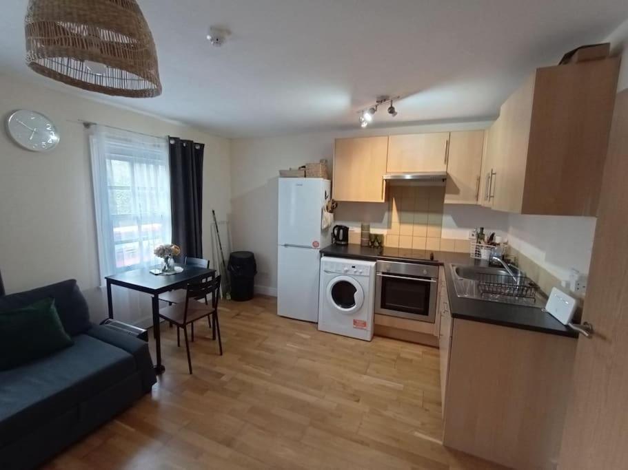 1- Bedroom Flat In London, Sleeps 4, Good Transport Link *