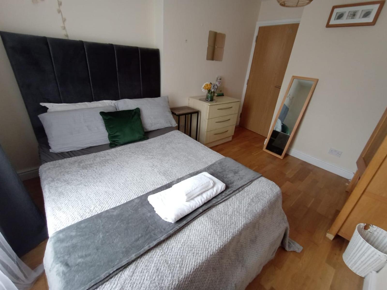 1- Bedroom Flat In London, Sleeps 4, Good Transport Link * Londres