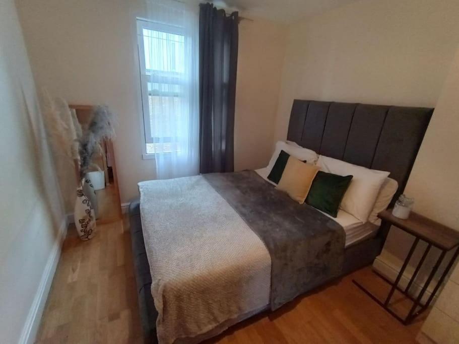 1- Bedroom Flat In London, Sleeps 4, Good Transport Link