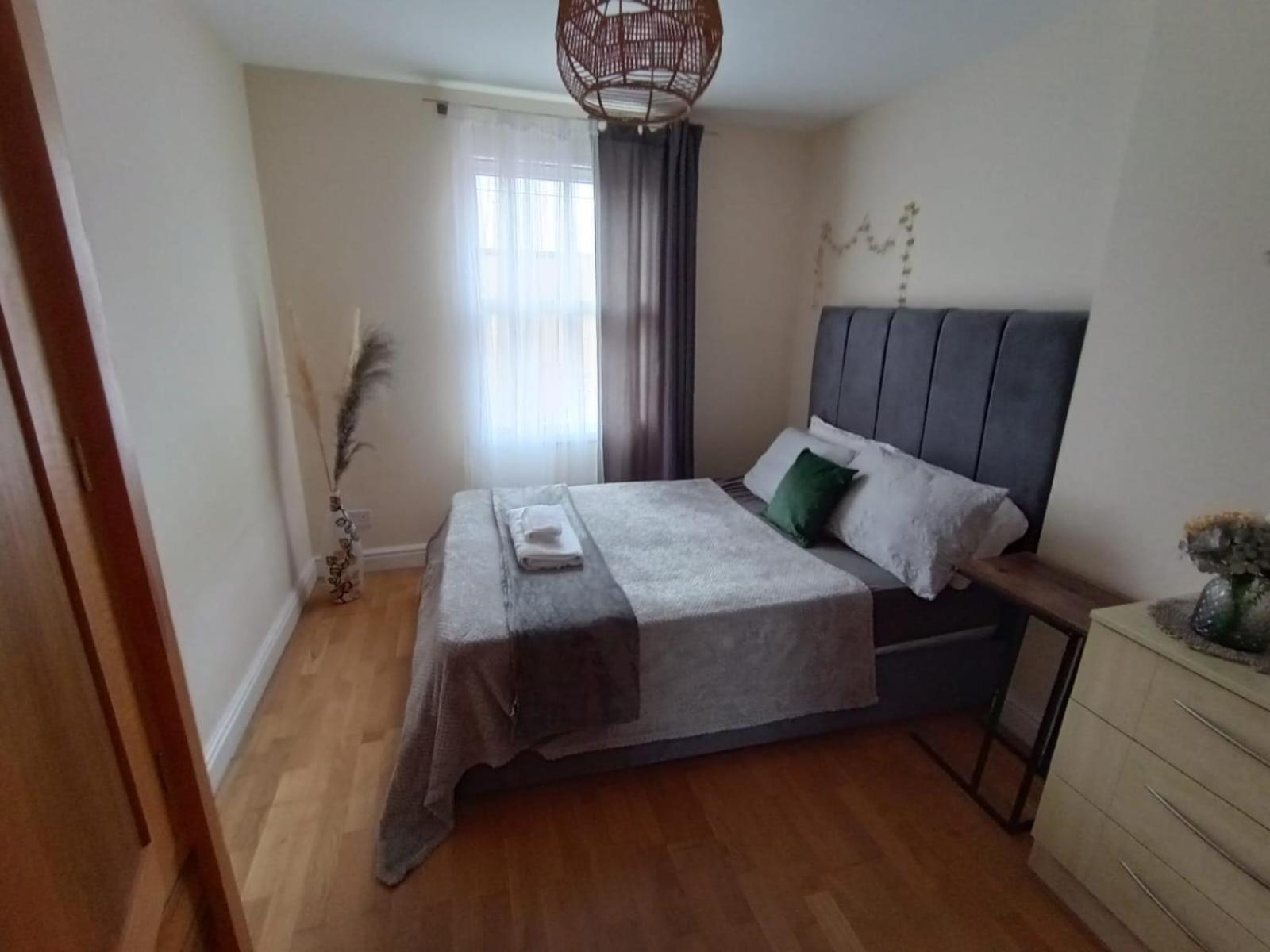 1- Bedroom Flat In London, Sleeps 4, Good Transport Link Appartement *