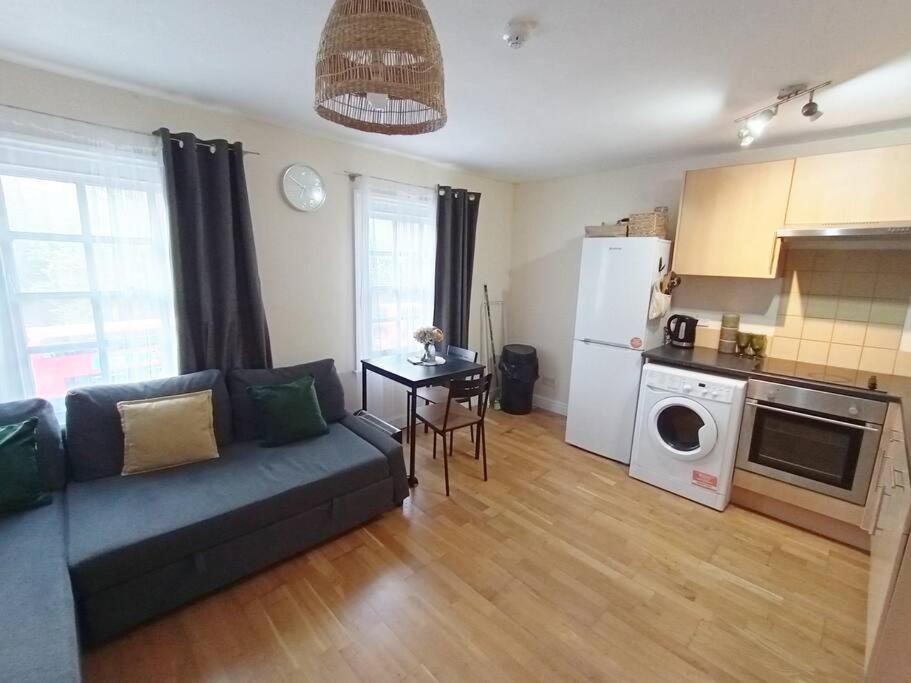 1- Bedroom Flat In London, Sleeps 4, Good Transport Link Londres