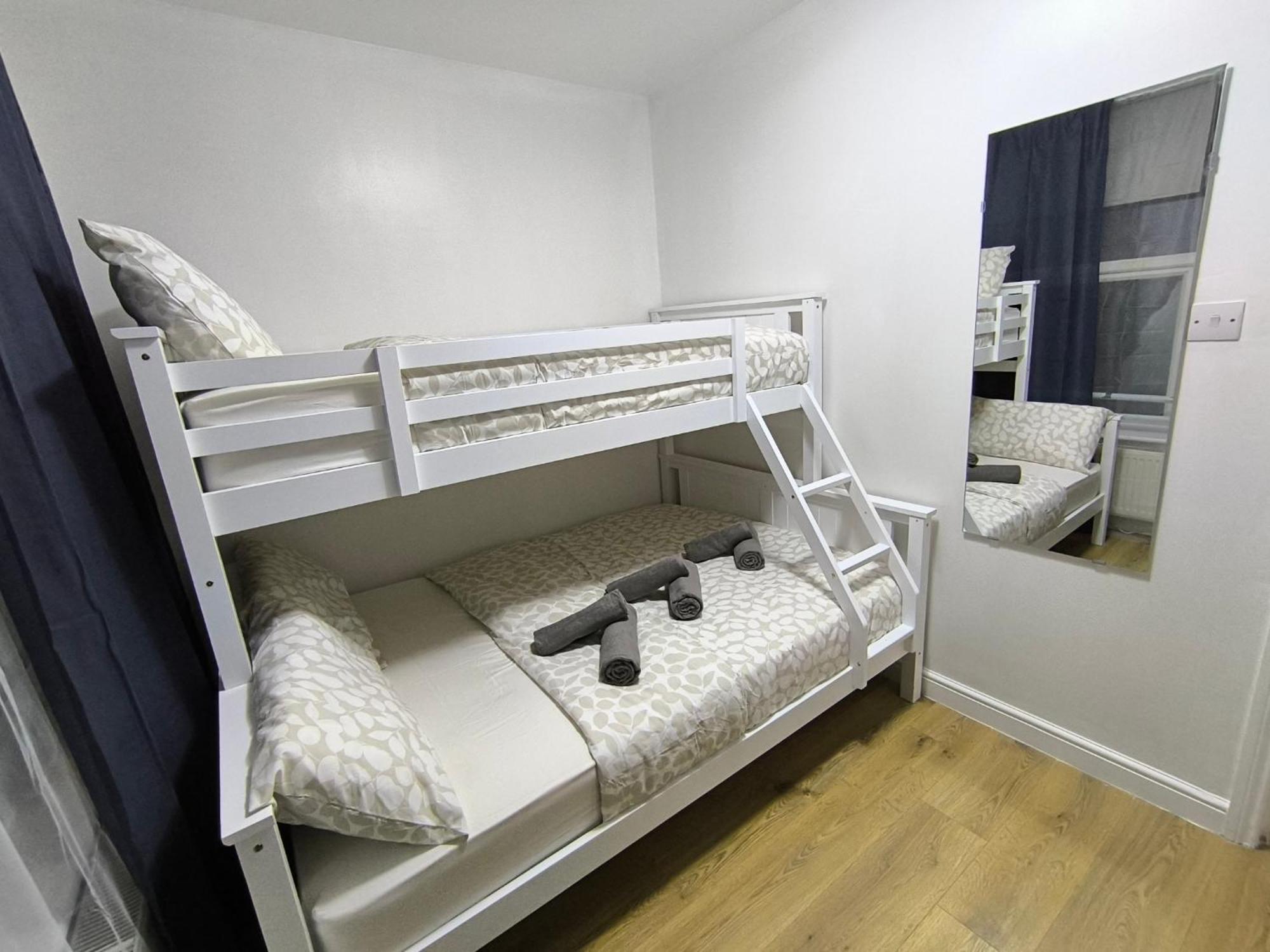 3 Persons Room, 1min Walk From South Wimbledon Station * Londres