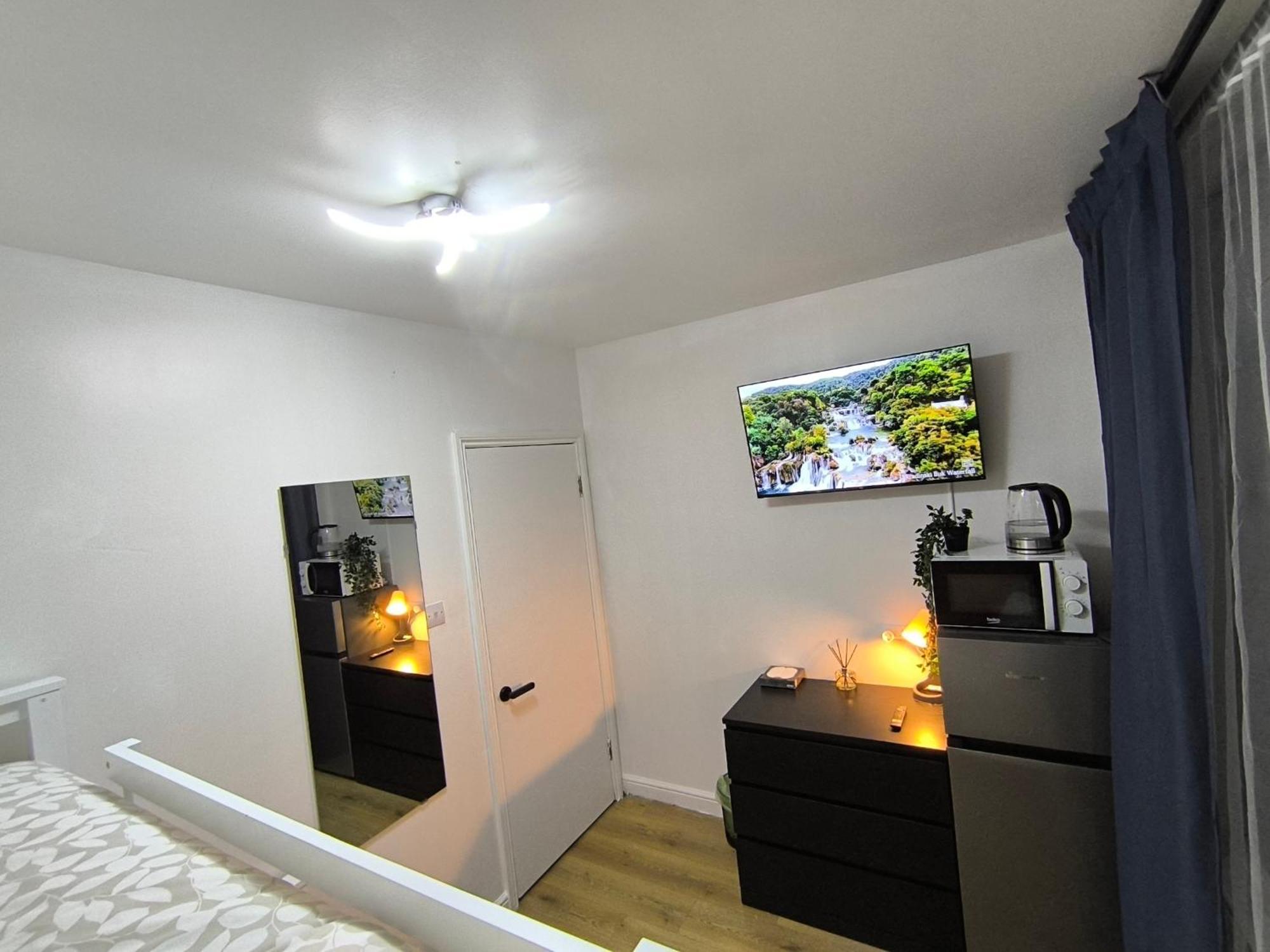 Maison d'hôtes 3 Persons Room, 1min Walk From South Wimbledon Station *