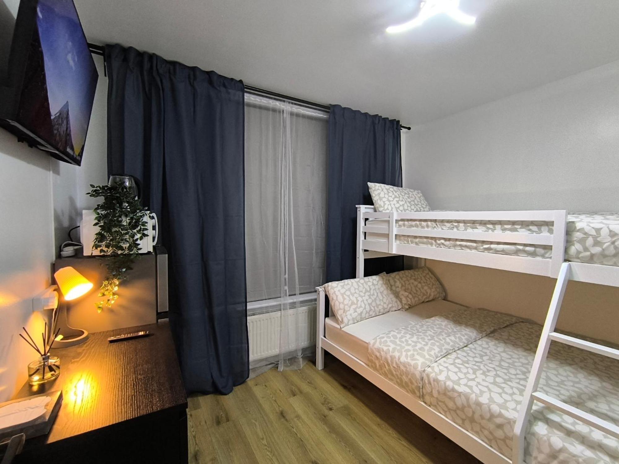 Maison d'hôtes 3 Persons Room, 1min Walk From South Wimbledon Station *