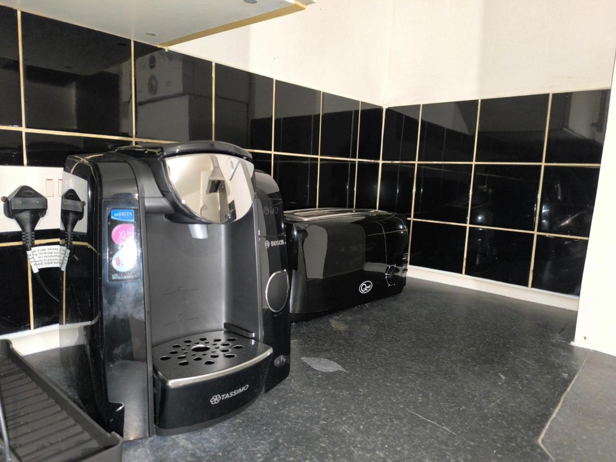 3 Persons Room, 1min Walk From South Wimbledon Station * Londres