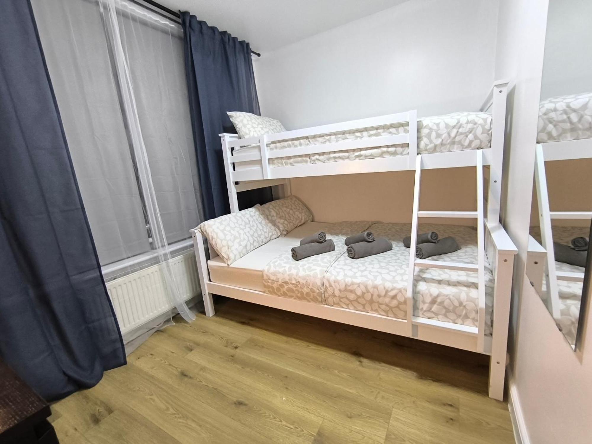 3 Persons Room, 1min Walk From South Wimbledon Station * Londres