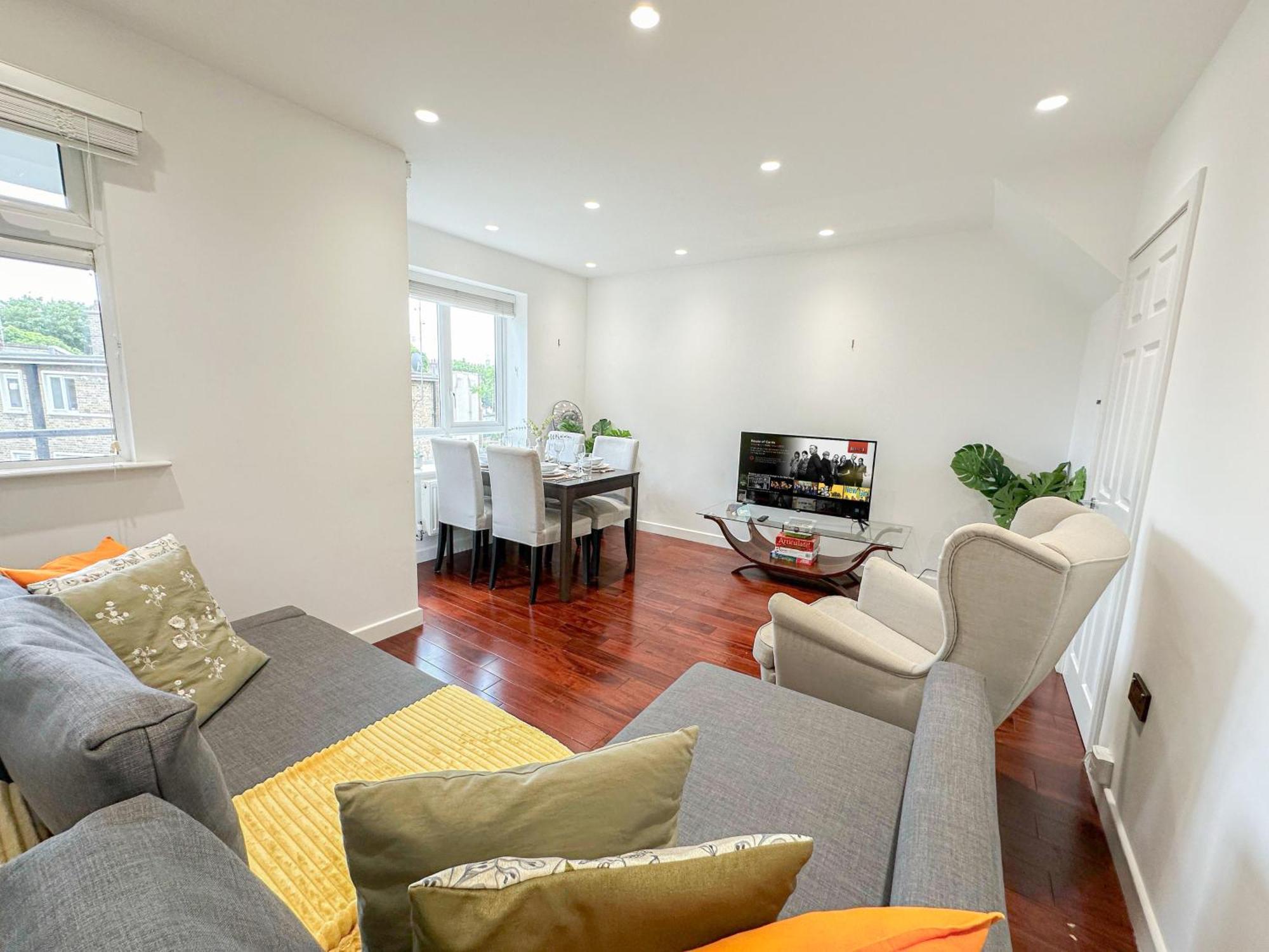 Charming 2-bedroom Flat With Private Balcony Near Islington Station, Canonbury * Londres
