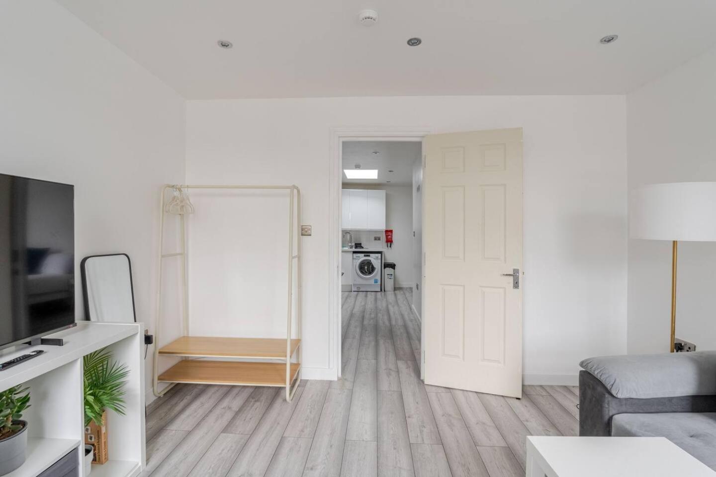 Beautiful Flat Near - Entire Flat - Equipped Kitchen - Private Bathroom Apartamento