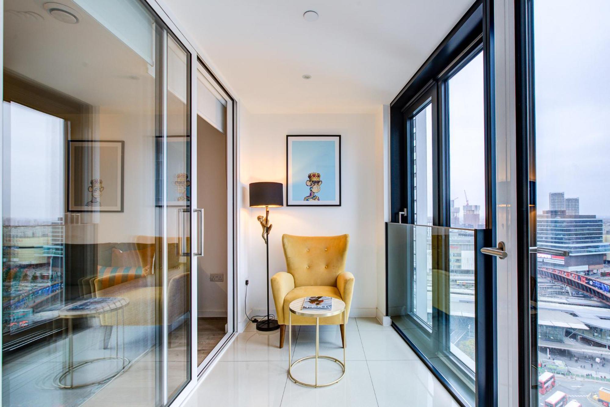 Apes Tower 3 By Artsy * Londres