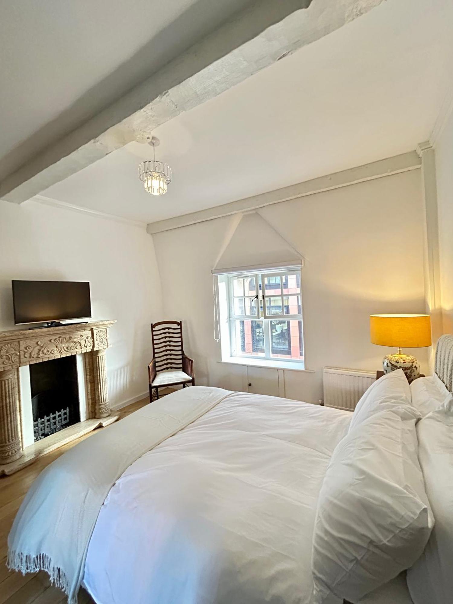 Mayfair - Two Bed, One Bath *