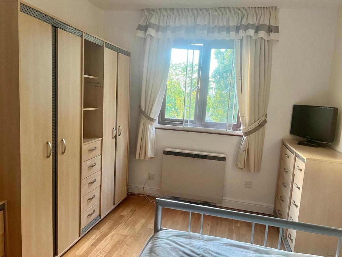 West-london Minimalism With Parking On Premises * Londres