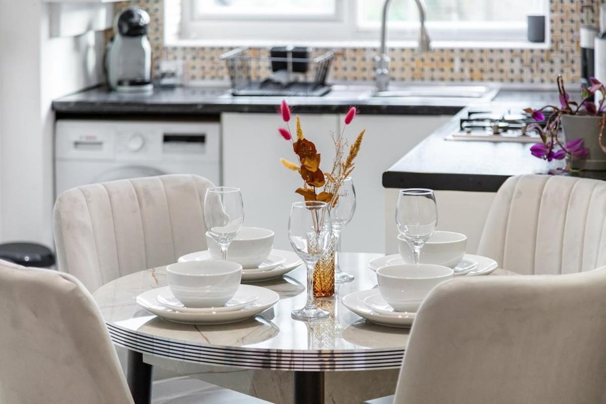 Modern Two Bed With Free Gated Parking Space * Londen