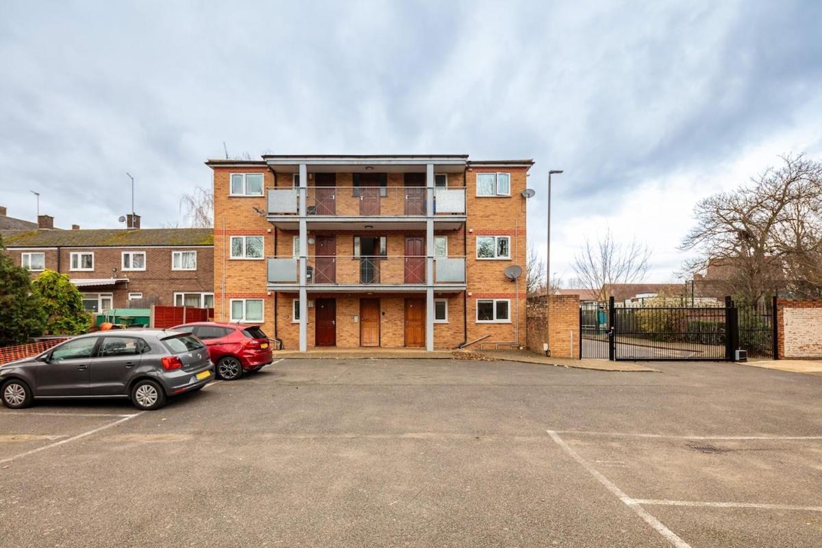 Modern Two Bed With Free Gated Parking Space Londen