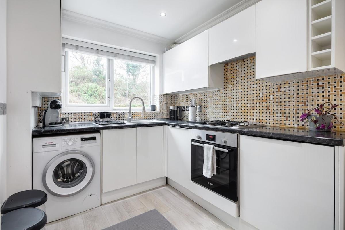 Modern Two Bed With Free Gated Parking Space * Londen