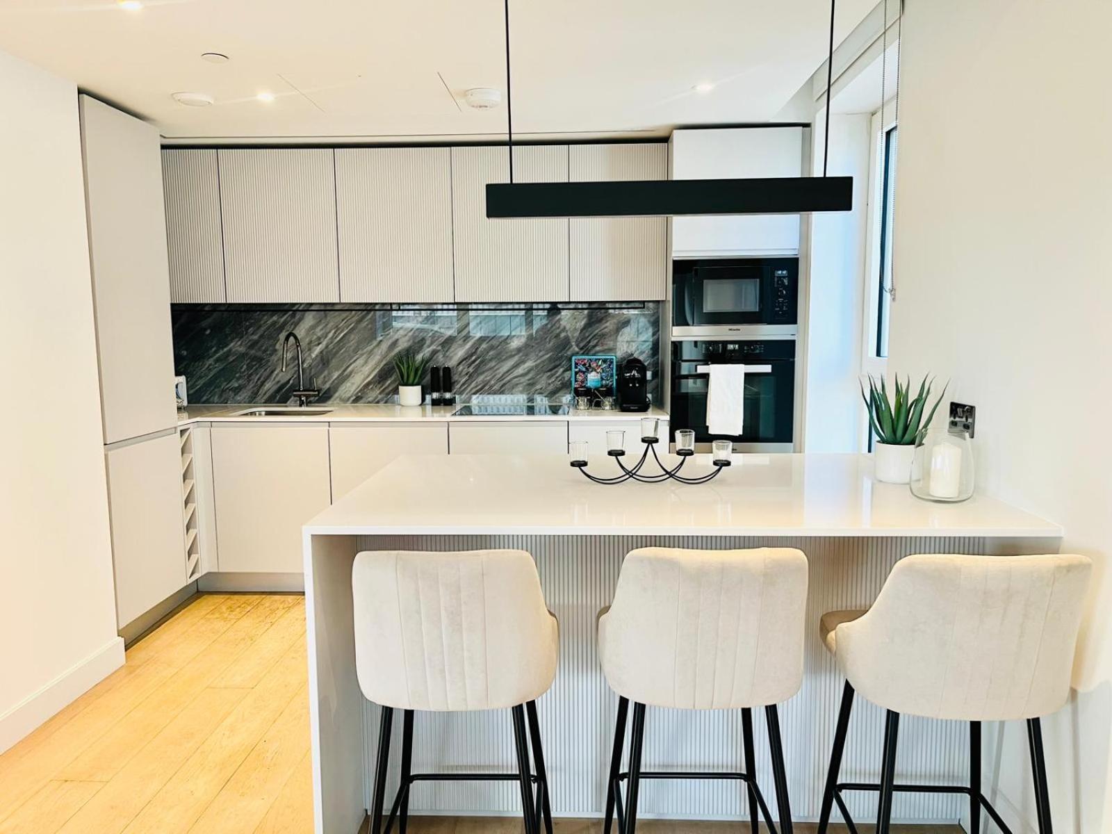 Appartement Chic Westfield Retreat - Two Bedroom Two Bathroom Luxury In White *