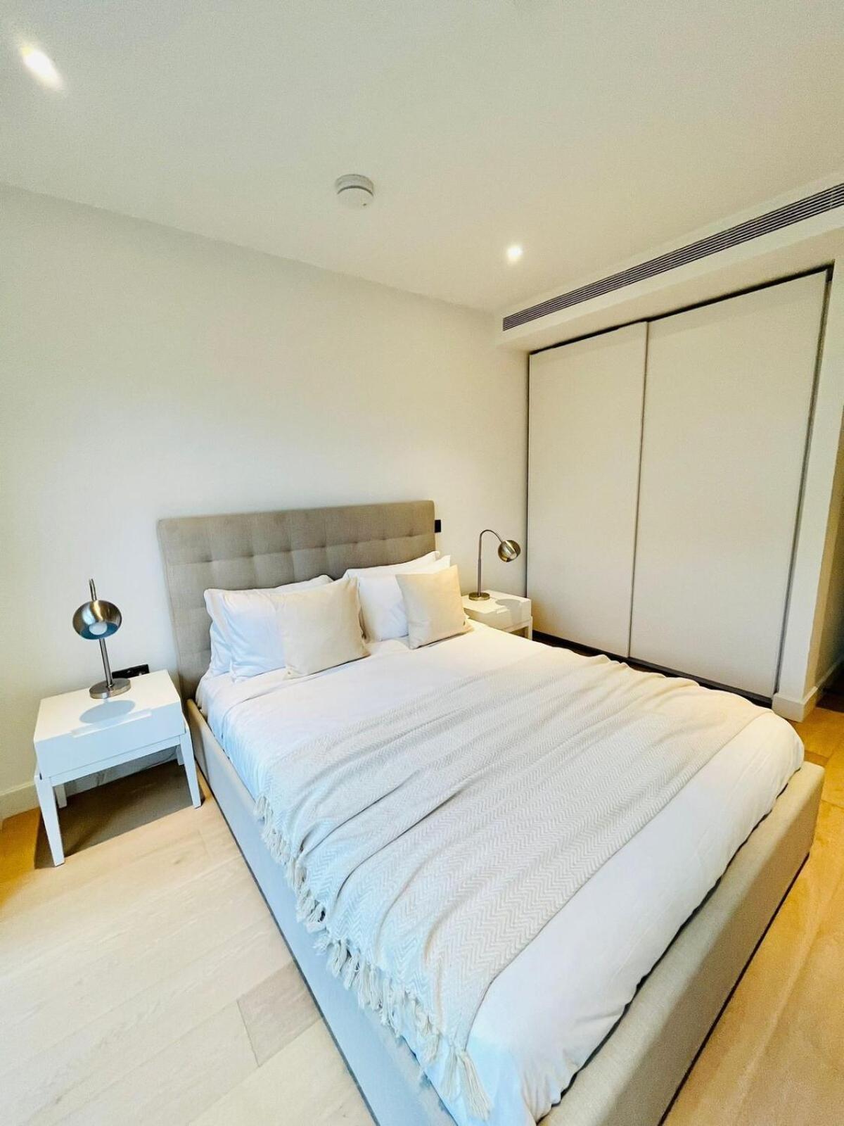 Chic Westfield Retreat - Two Bedroom Two Bathroom Luxury In White