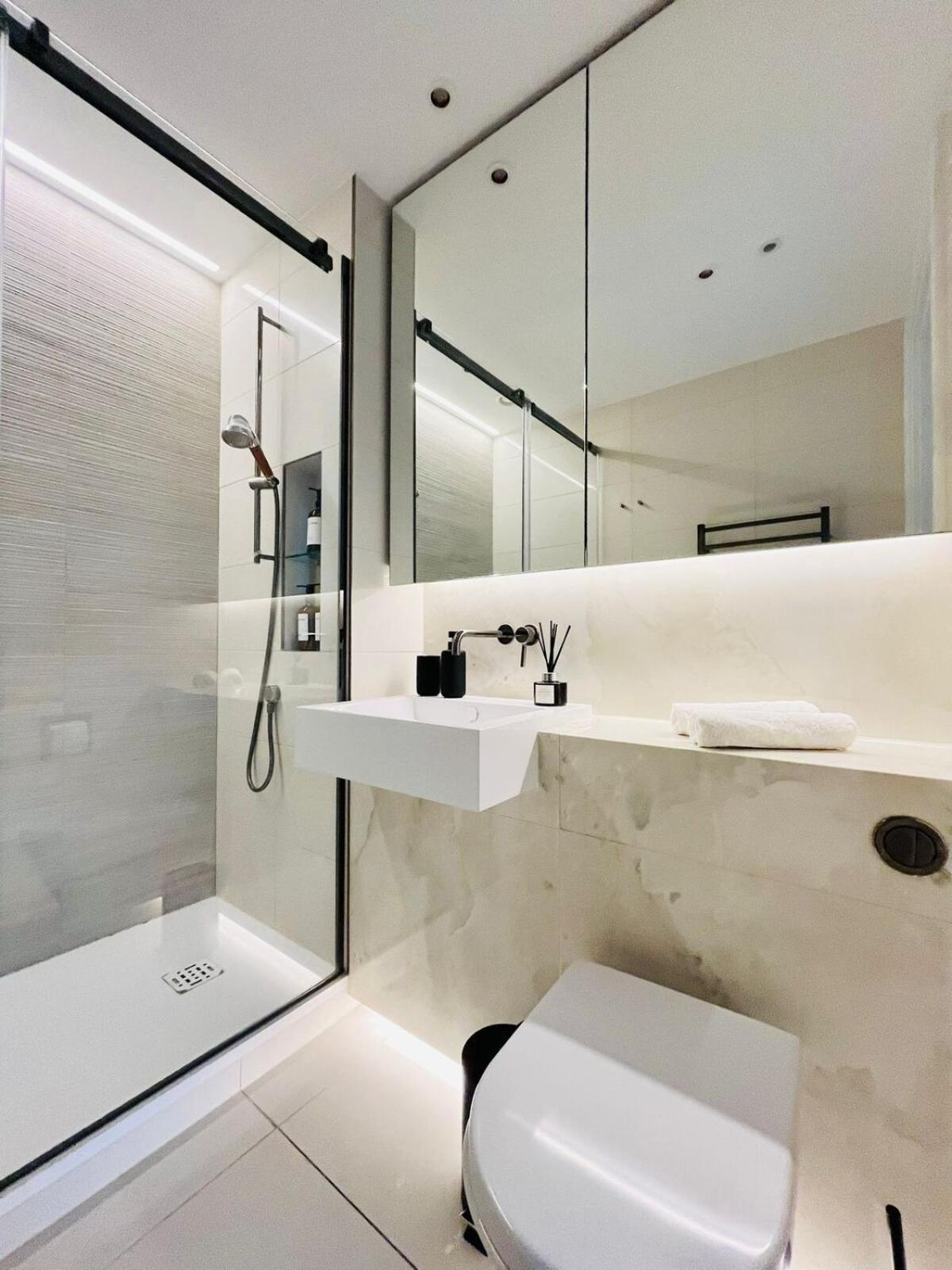 Chic Westfield Retreat - Two Bedroom Two Bathroom Luxury In White Appartement Londres