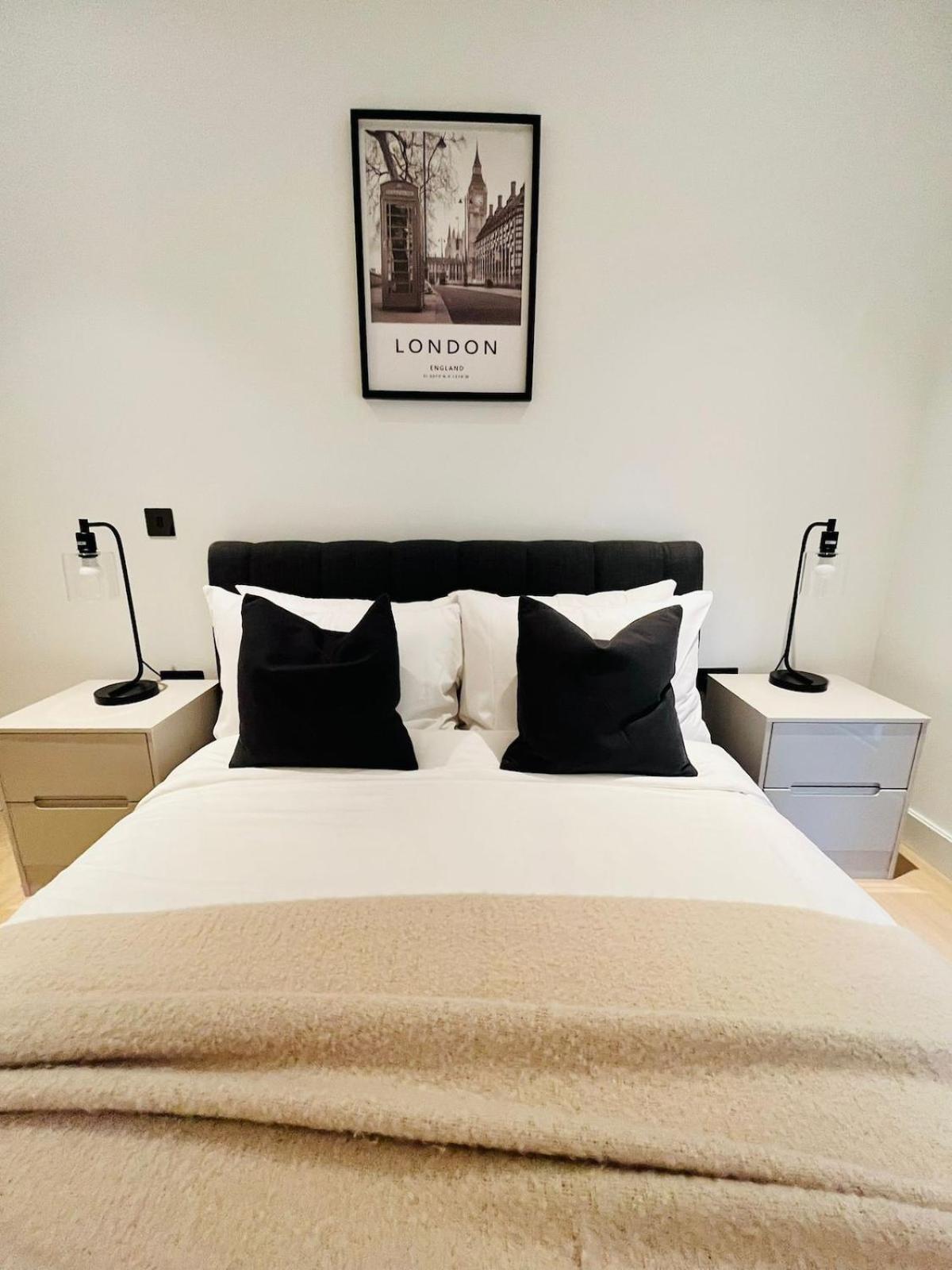 Chic Westfield Retreat - Two Bedroom Two Bathroom Luxury In White Appartement
