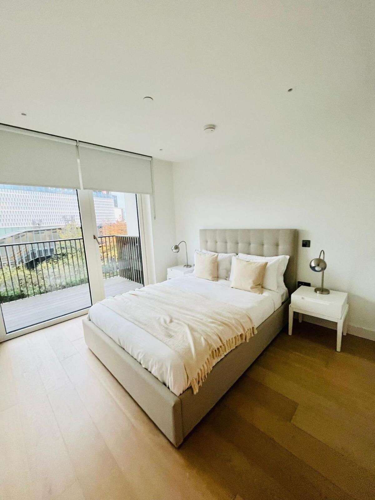 Chic Westfield Retreat - Two Bedroom Two Bathroom Luxury In White