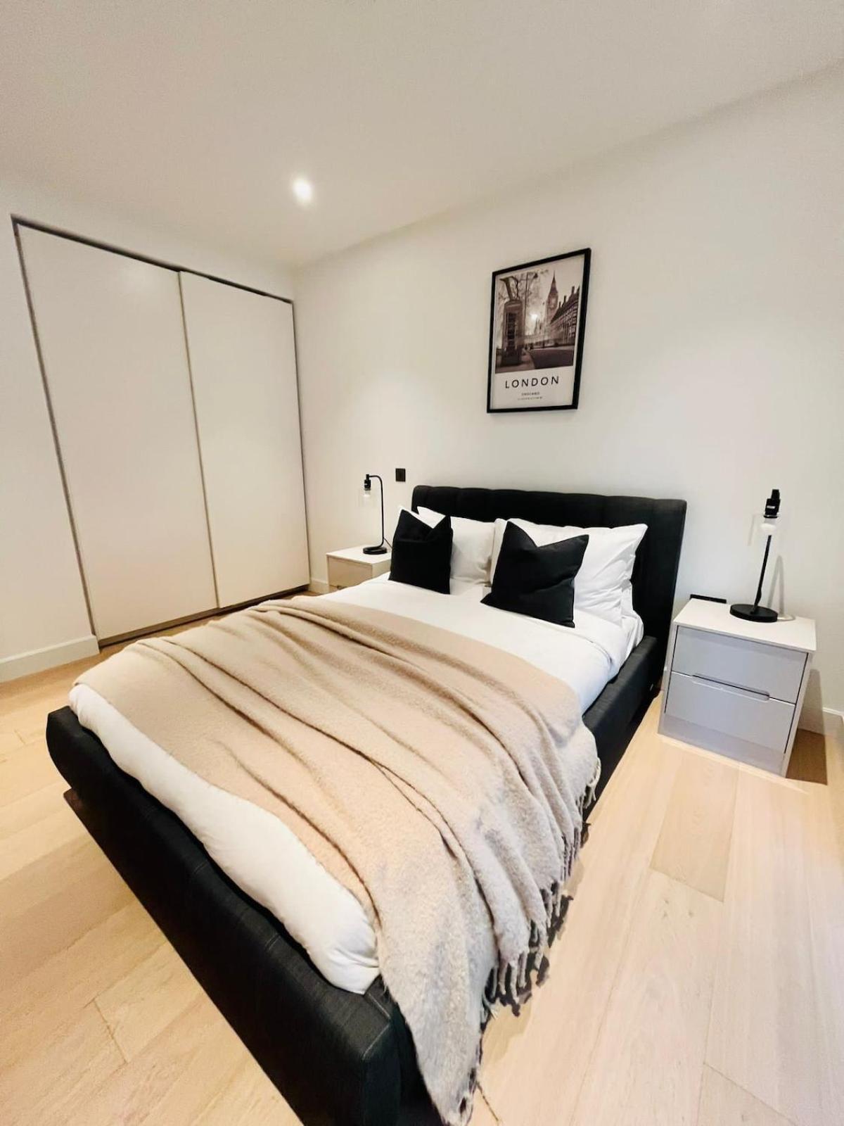 Chic Westfield Retreat - Two Bedroom Two Bathroom Luxury In White Appartement