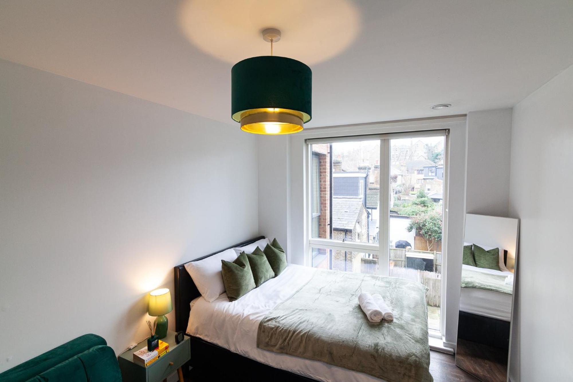 Spacious And Bright With Balcony Views Londres