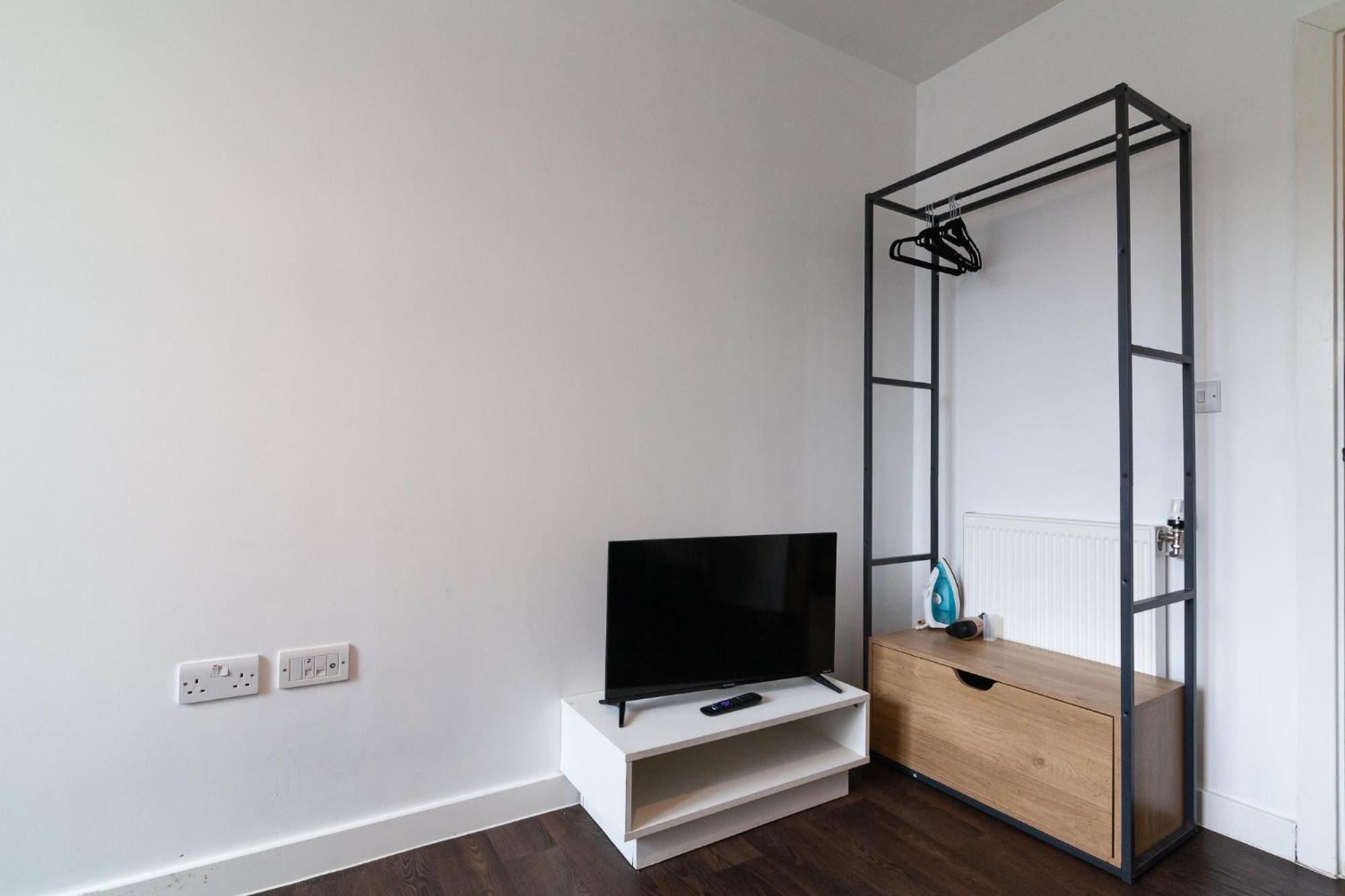 Spacious And Bright With Balcony Views * Londres