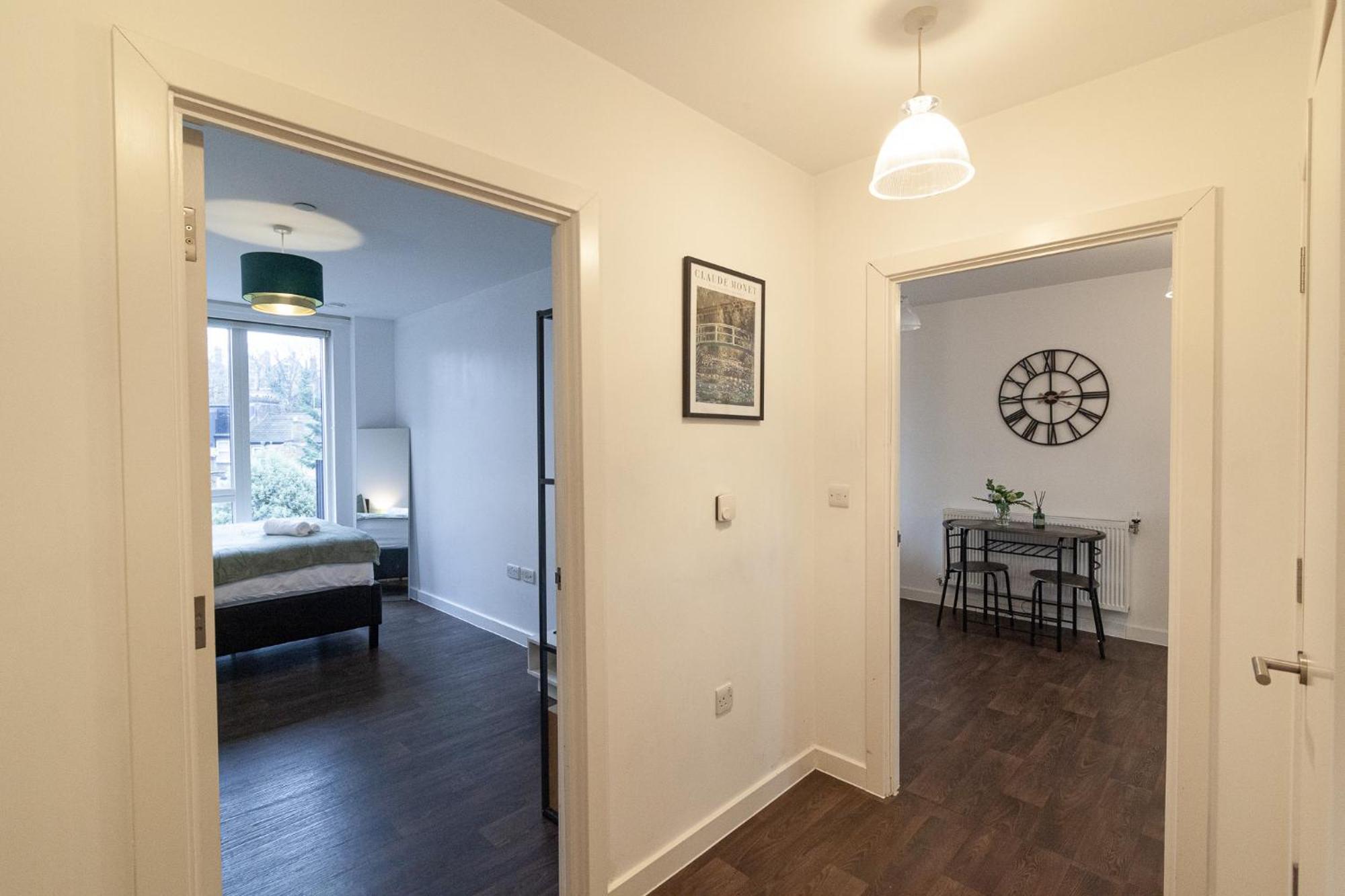 Spacious And Bright With Balcony Views Appartement Londres