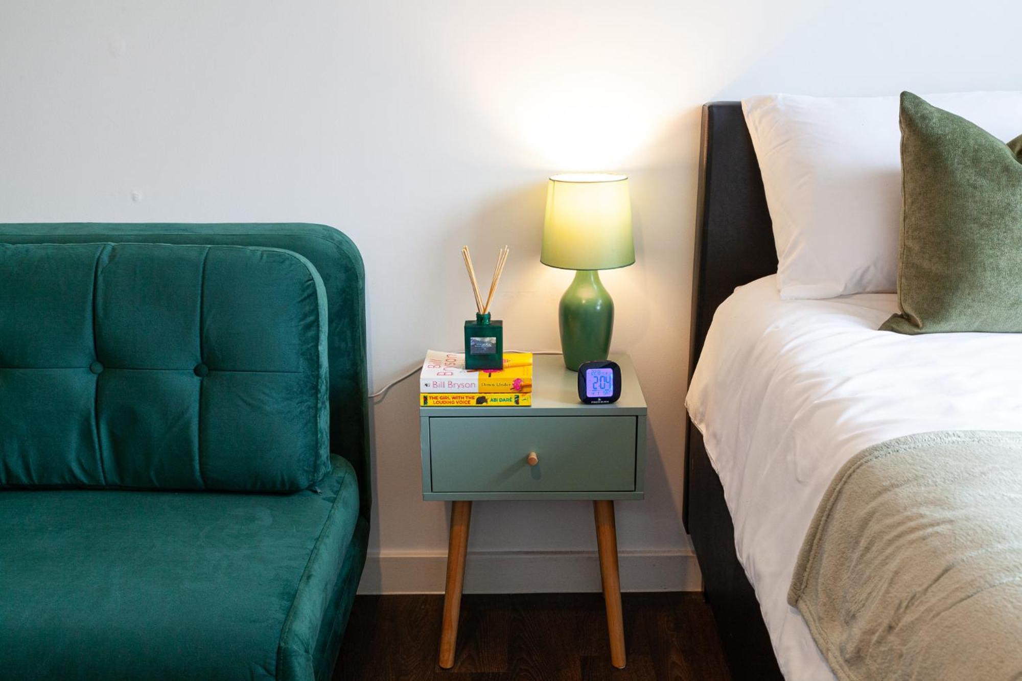Spacious And Bright With Balcony Views * Londres
