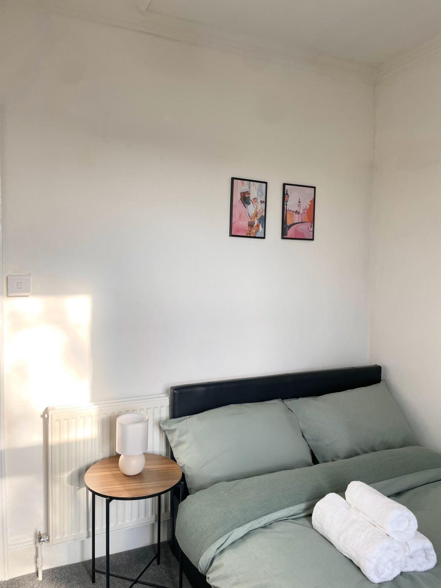 Guest house Cosy Double A Stones Throw From Wembley Stadium *