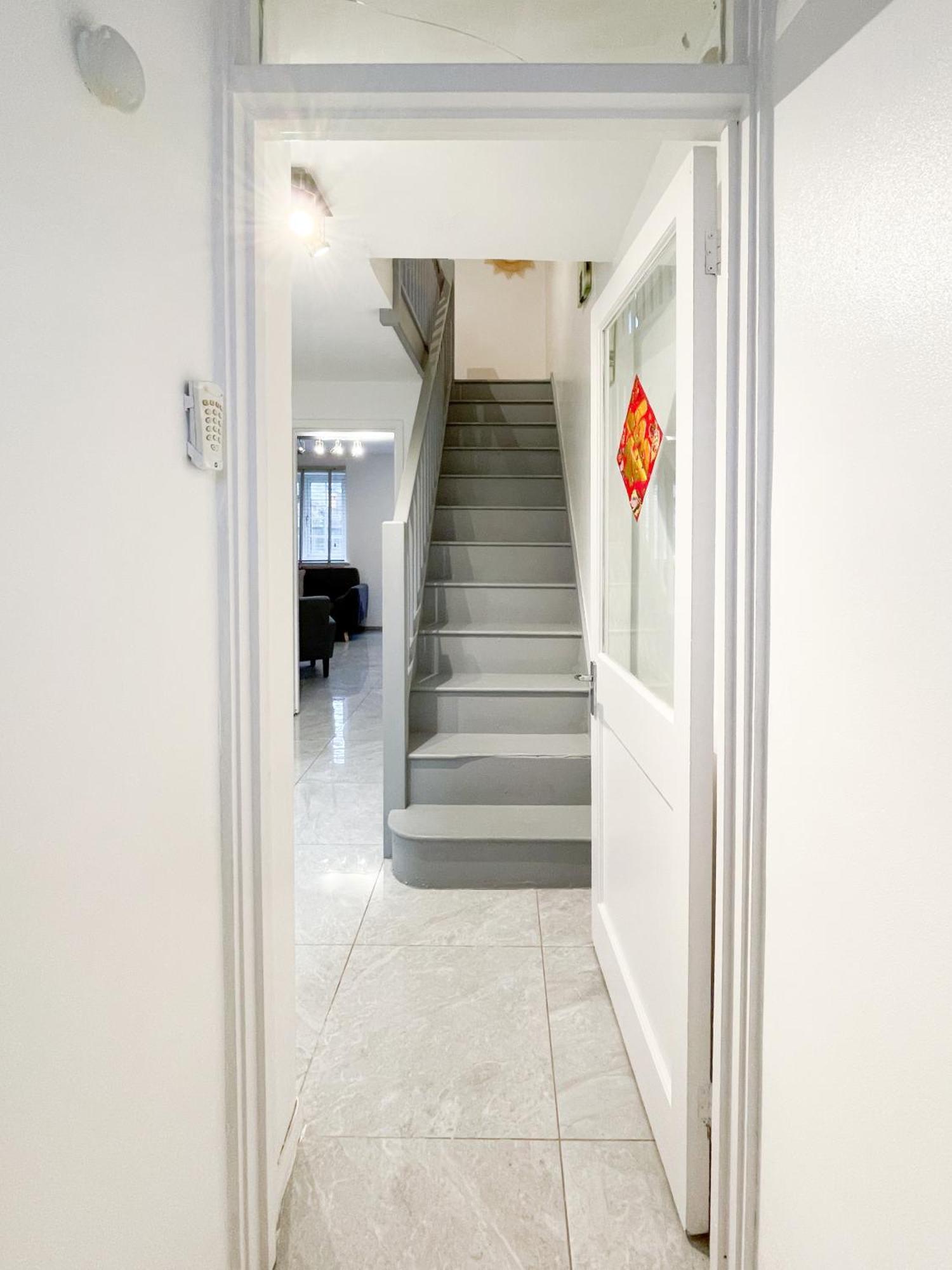 Beautiful 2 Large Bedroom House In Zone 2 * Londres