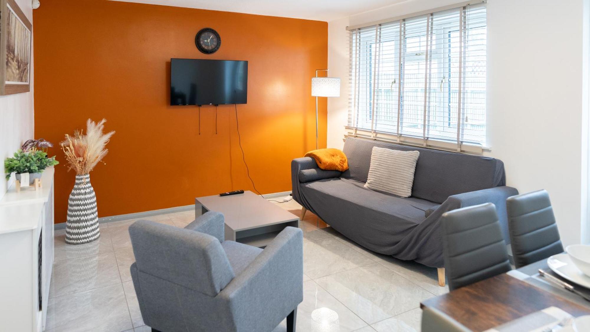 Beautiful 2 Large Bedroom House In Zone 2 Londres