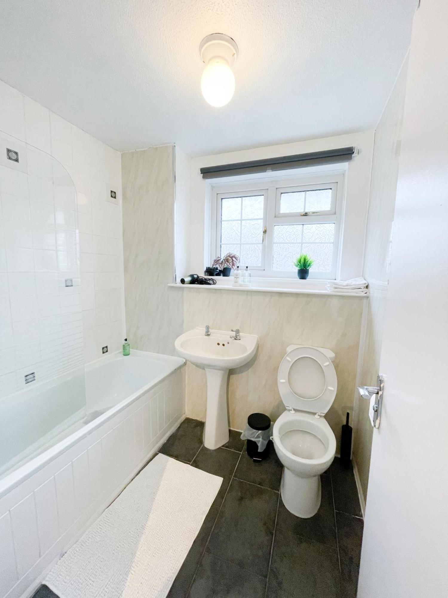 Beautiful 2 Large Bedroom House In Zone 2
