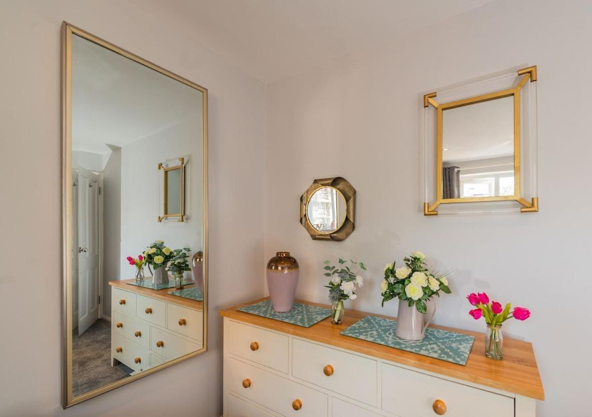 Great Large 4bed House Near Tube Sleeps 7 -perfect For Hébergement de vacances *