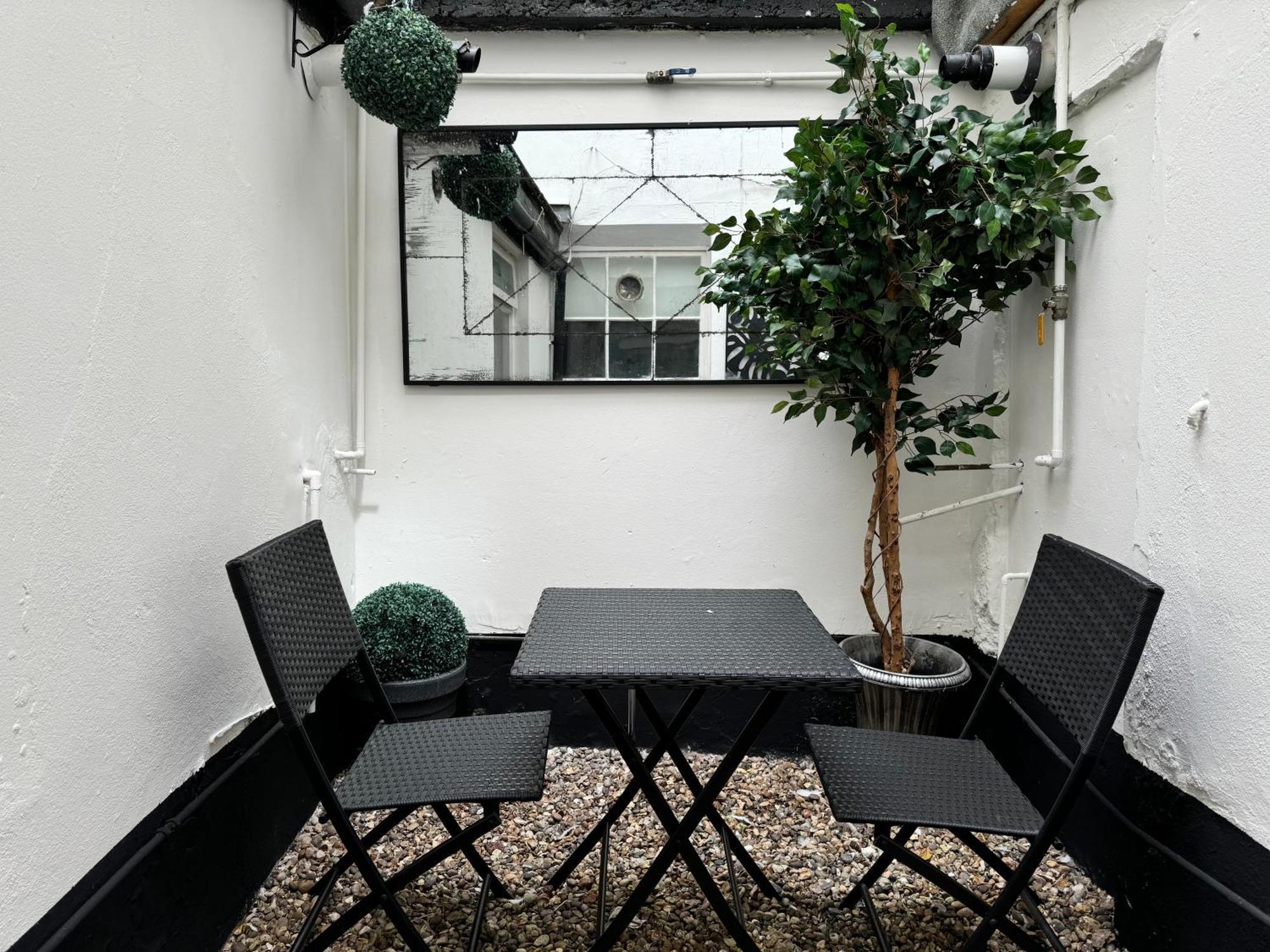Stunning Refurbished With A Private Courtyard To Enjoy! * London