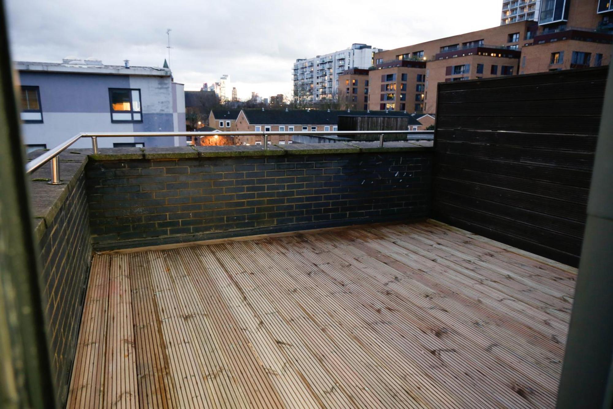 New Luxury In Location Next To Shops, Cafes, Bars & Metro * Londres