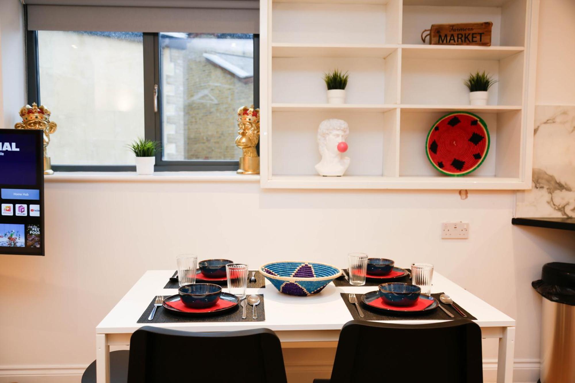New Luxury In Location Next To Shops, Cafes, Bars & Metro Apartamento Londres