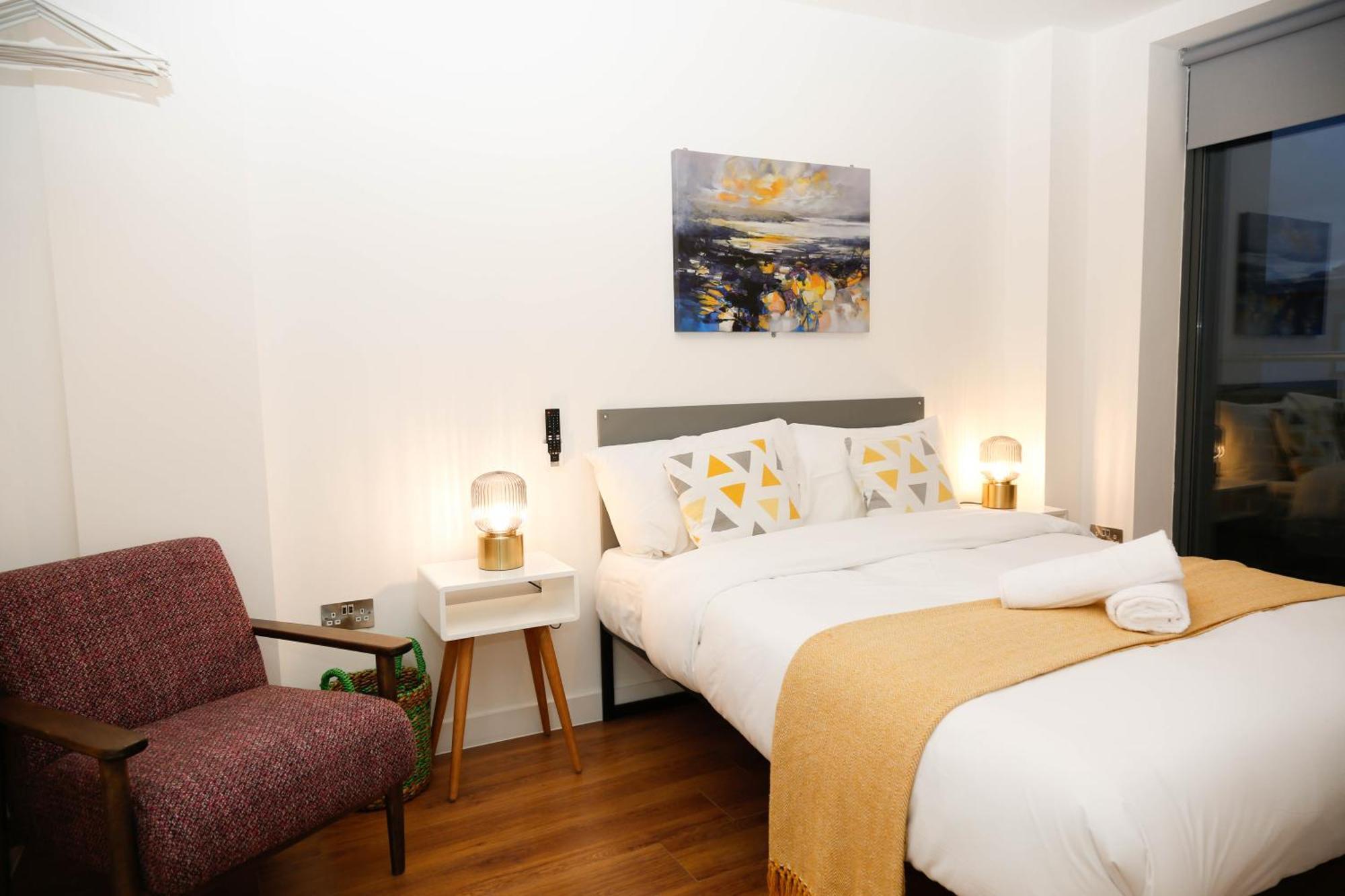 New Luxury In Location Next To Shops, Cafes, Bars & Metro * Londres