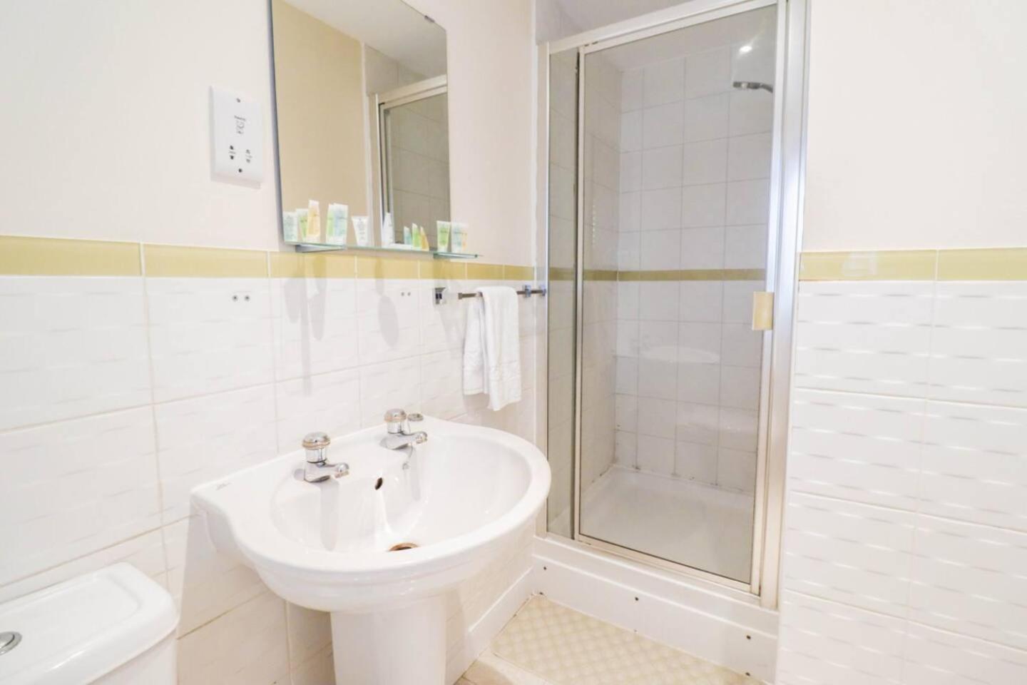 Hébergement de vacances 3br House With Parking Near Iron Pier Thames River *