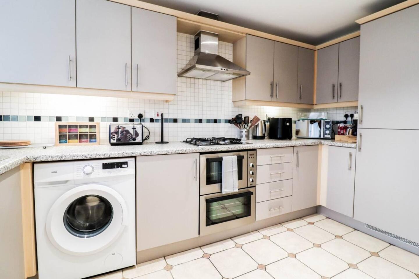 3br House With Parking Near Iron Pier Thames River Hébergement de vacances