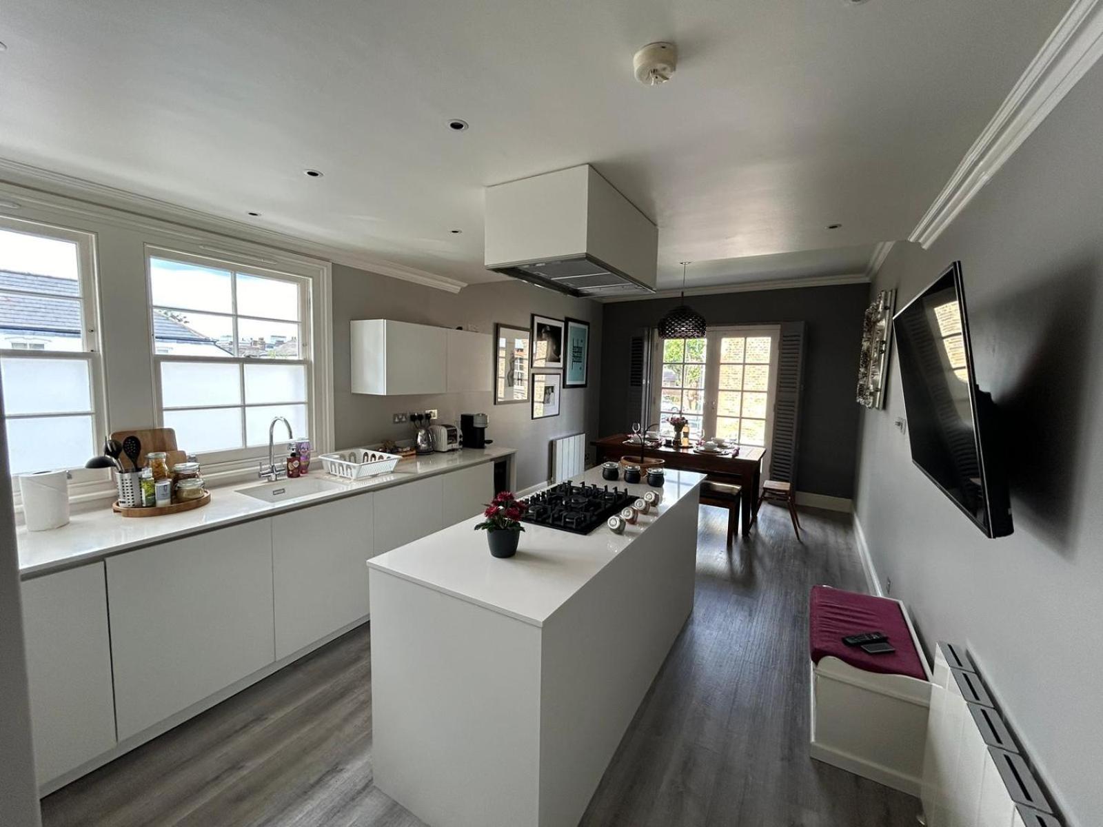 Beautiful And Spacious 2 Bed, 2 Bath Bordering Fulham And Chelsea - Entire With Private Entrance Appartement Londen