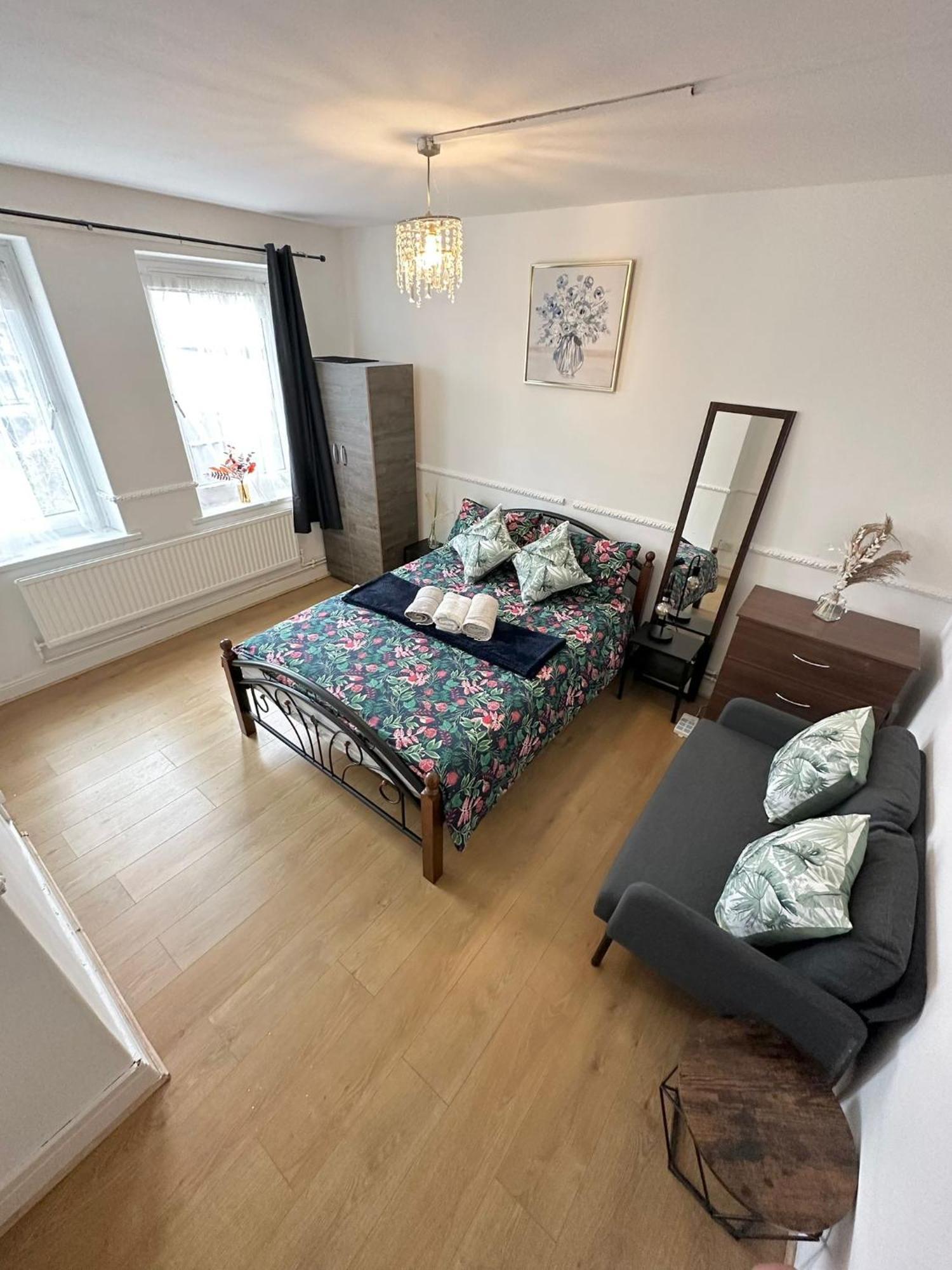 Lovely Spacious 2 Bedroom Flat In Bethnal Green, 3mins Away From Station Londres