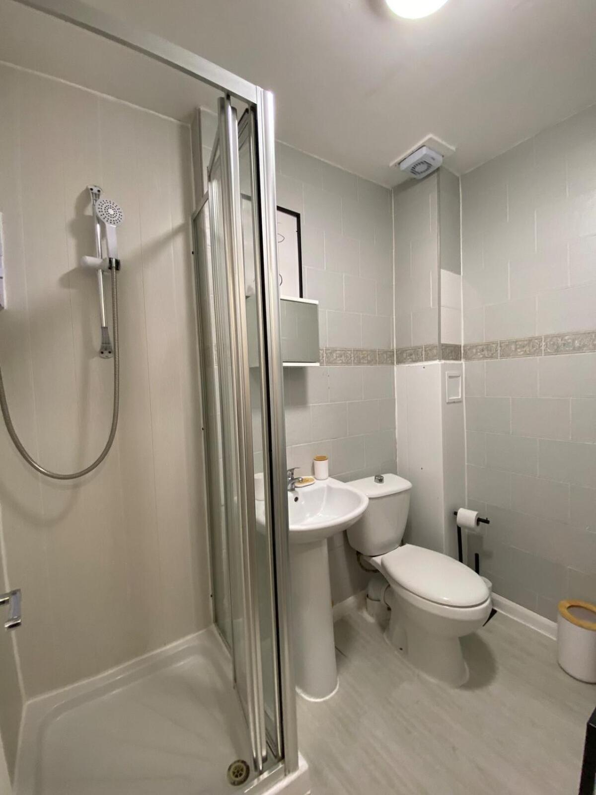 Bright And Compact In The Heart Of * Londres