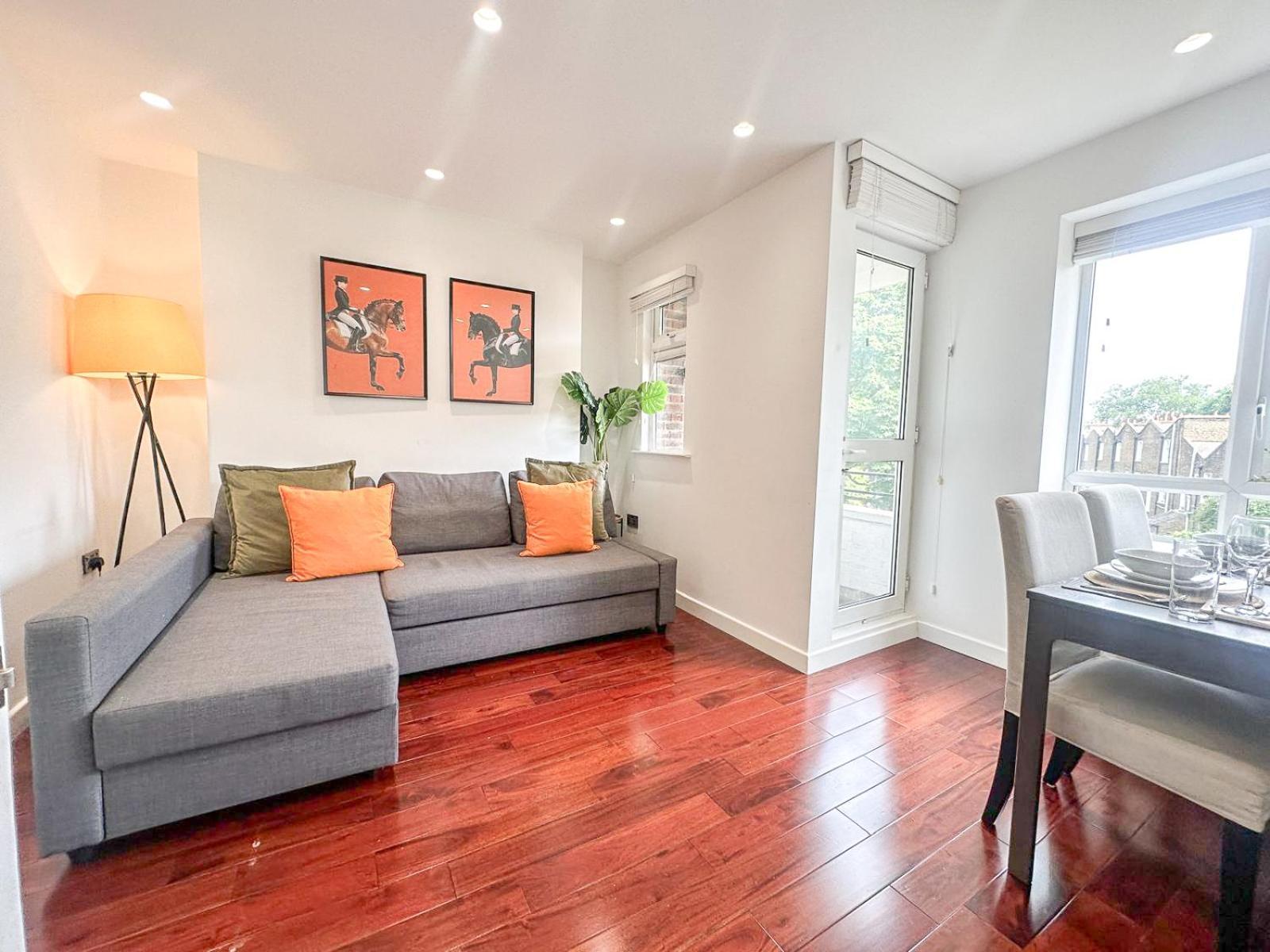 Cozy 2-bedroom Flat With Private Balcony Near Islington Station, Canonbury * Londres