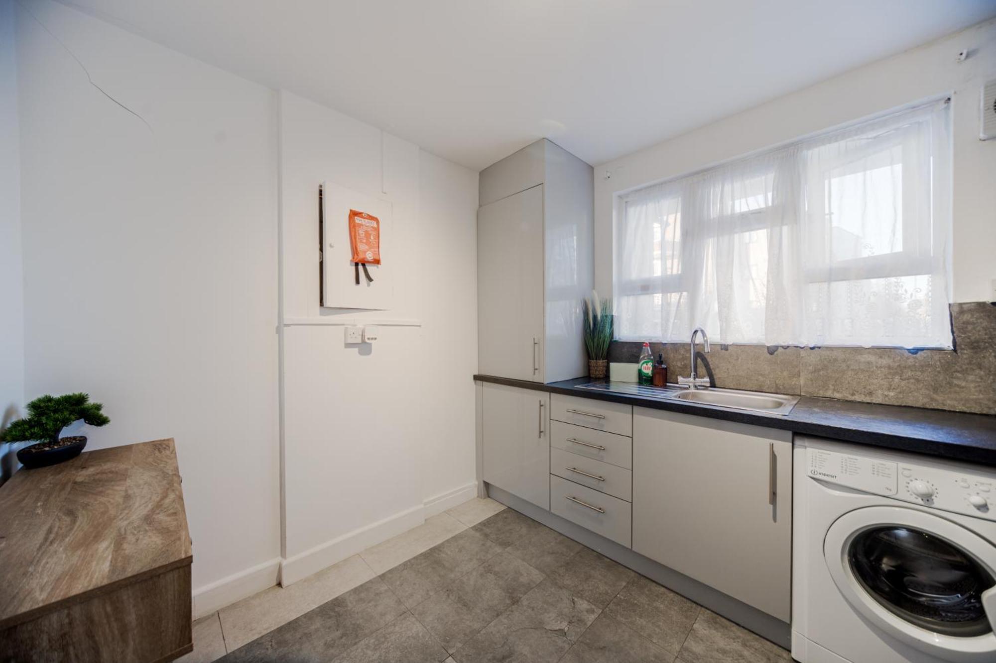 3 Bedroom Flat In Greater *