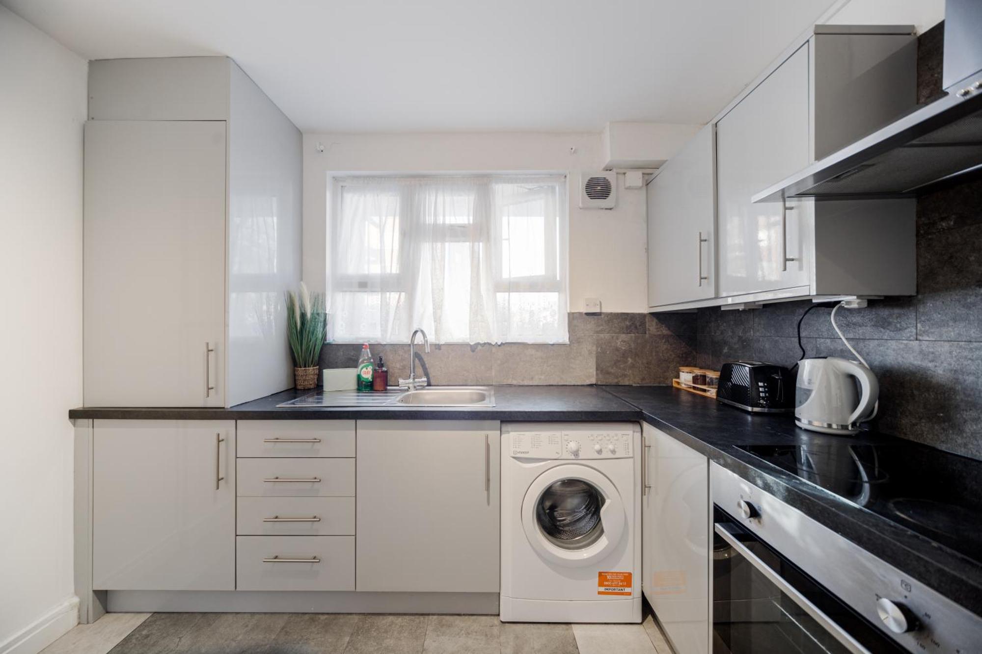 3 Bedroom Flat In Greater *