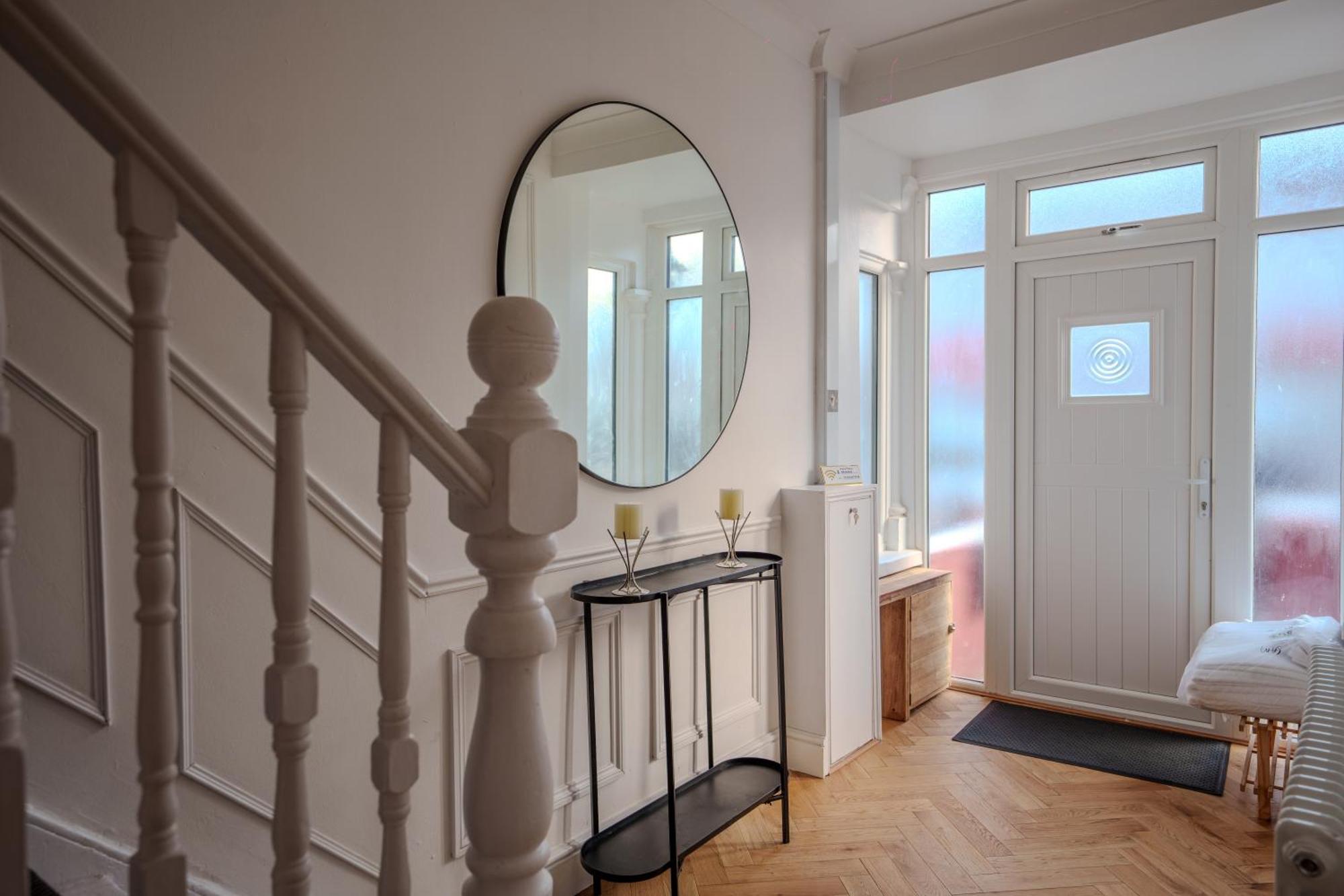 Wembley Lovely 6 Bed House Sleeps Up To 14 Hébergement de vacances *