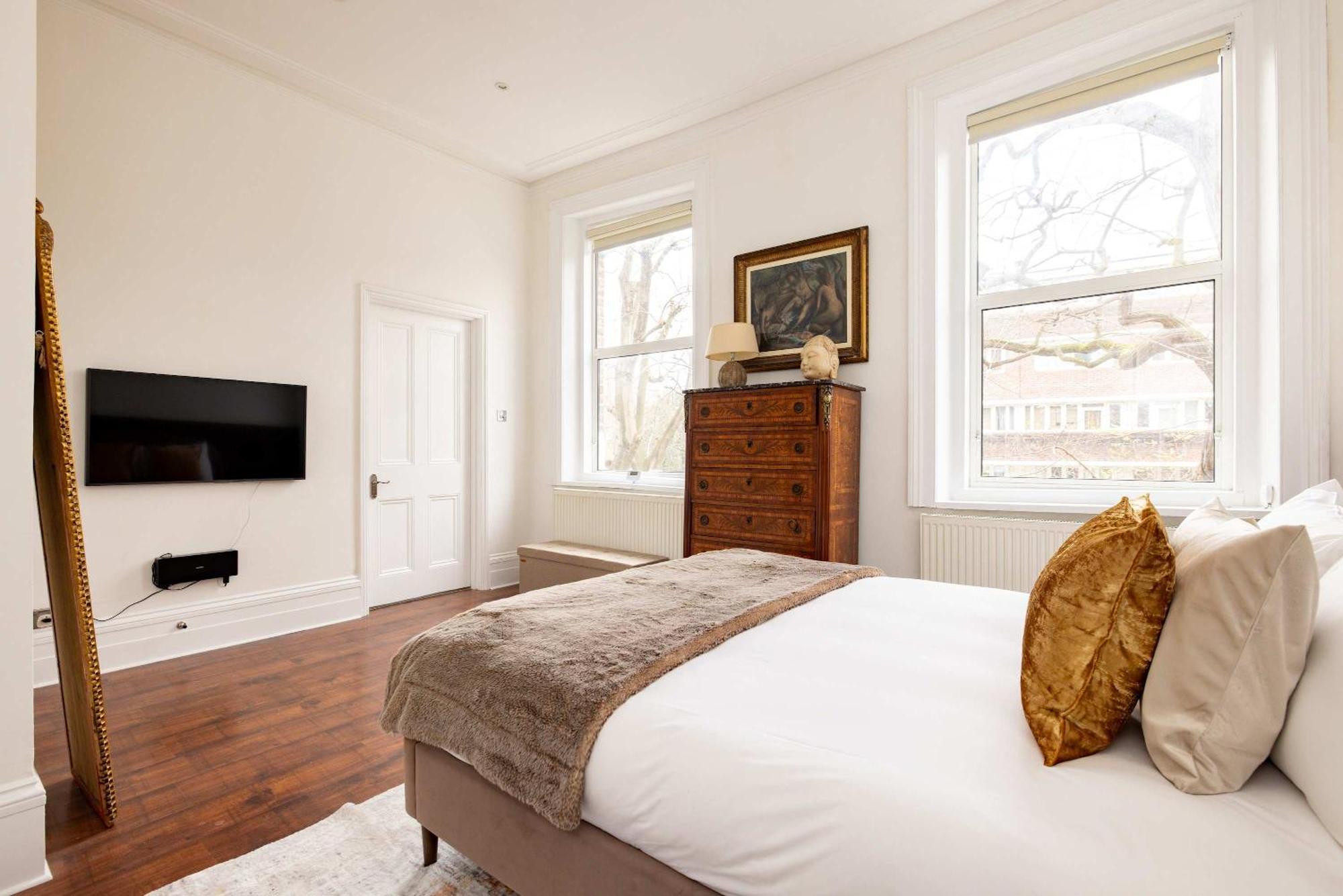 Light-filled 2-bedroom Chelsea