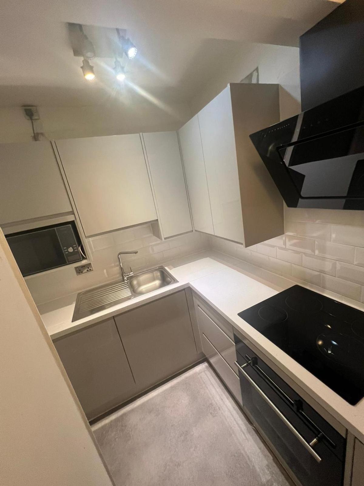 Gorgeous First Floor Near Station Appartement Londen