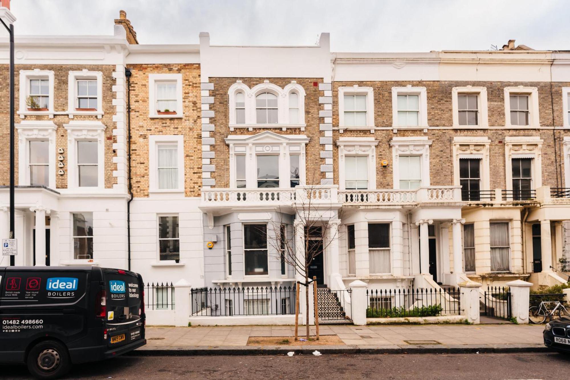 2 Bed Portobello Rd - Moments From Tube! Holiday home London